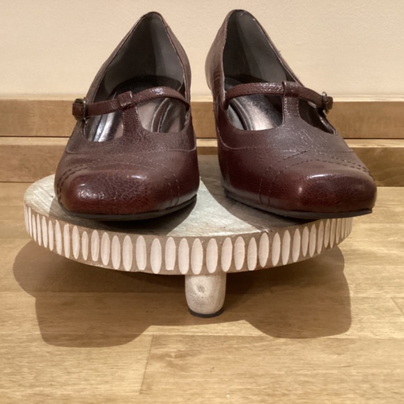 I.N.C. International Concepts Brown T-Strap wedge Size 9 - Picture 2 of 5